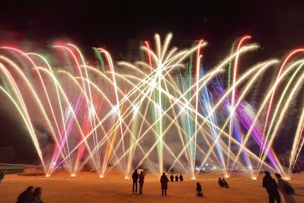 芝生の上でのんびりと楽しめる花火大会