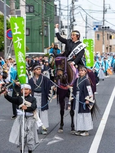 華やかなパレードなどが行われる「ひの新選組まつり」は、日野市最大のまつりといわれています