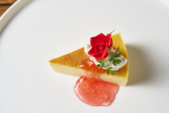 バラを使ったスイーツやアイスクリームも登場！　画像はローズスフレチーズケーキ（770円）