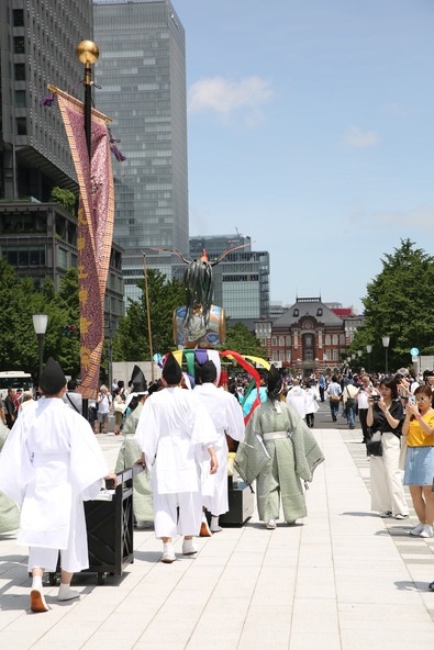 皇居、「東京駅」周辺、日本橋や銀座のまちを含む、23kmもの距離を巡行します