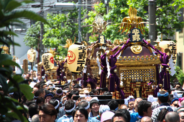 勇壮な神輿渡御（画像提供：小野照崎神社）