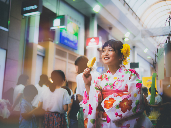 親子で浴衣を着てでかけるのもいいですね♪（久留米ほとめき通り商店街 土曜夜市の様子）