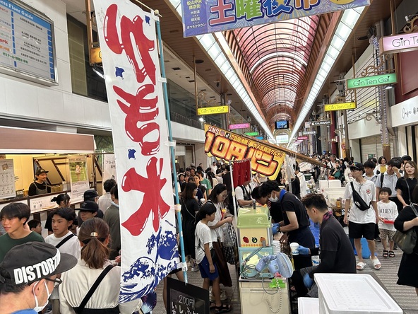 3つの商店街を舞台に、例年200軒以上の屋台が並びます