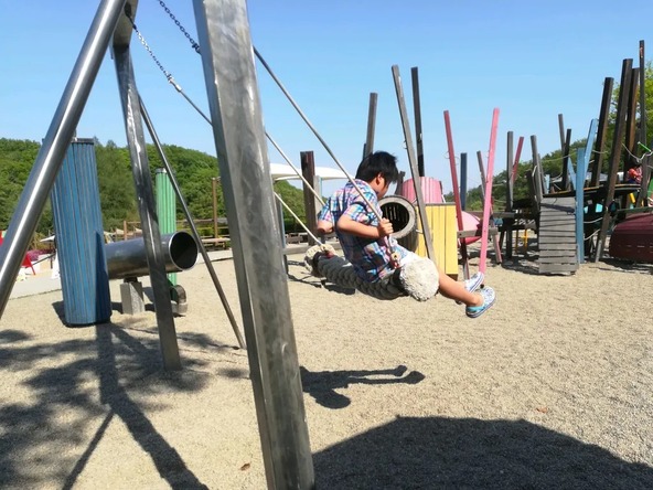 ケルナー広場には、メリーゴーランドや車などをイメージした遊具もあります