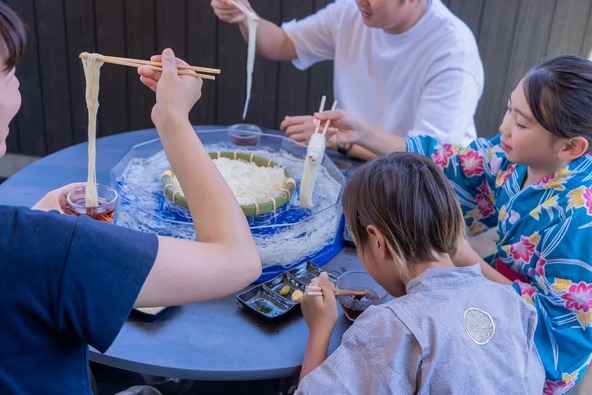 円形プールをくるくると回転する「回転式流しそうめん」も楽しめる！