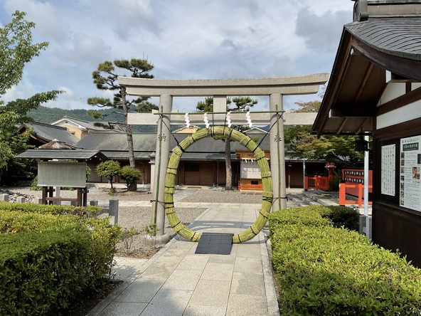 茅の輪をくぐることで、心身の穢（けが）れを清めます