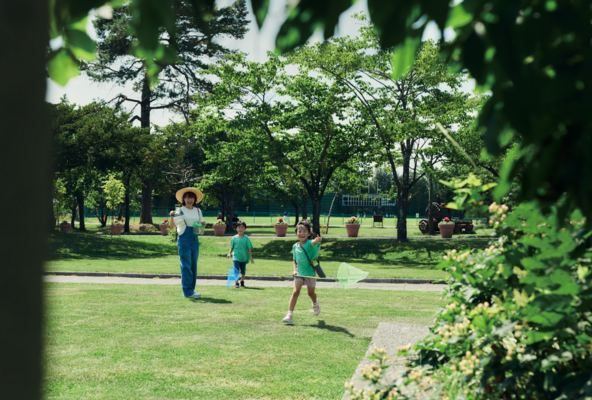 家族連れでにぎわう栗山公園