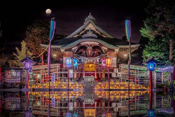 五泉八幡宮の「夏詣」でのライトアップの様子