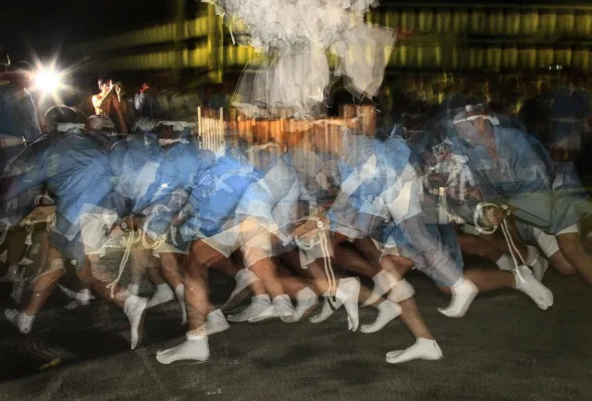 暗闇の中で梵天渡御が行われることから“暗夜の奇祭”とも呼ばれます（画像提供：宇治市観光振興課）