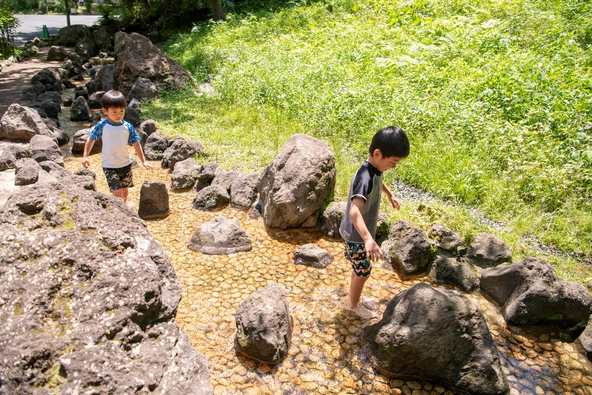 人工の小川と噴水のある池で水遊びも楽しめます