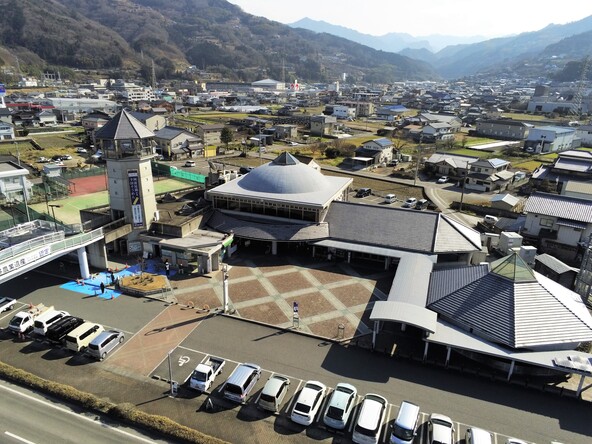 道の駅「貞光ゆうゆう館」を上空から見下ろした様子