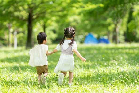 緑豊かな環境は、親子で自然に親しむきっかけにもなります（画像提供：8x10 / PIXTA）