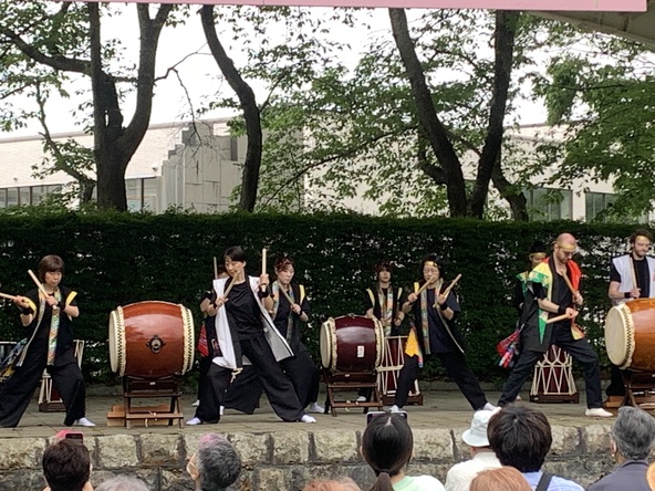 個性あふれるパフォーマンスで祭りを盛り上げます