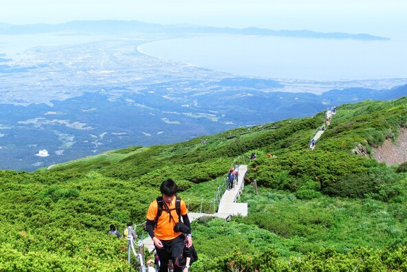 山登りに適した動きやすい服装を心がけましょう