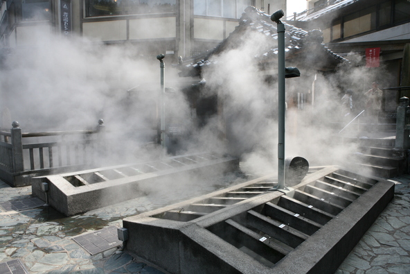 源泉「荒湯」周辺では、卵芋などをゆでる光景も見られます（写真提供：新温泉町）