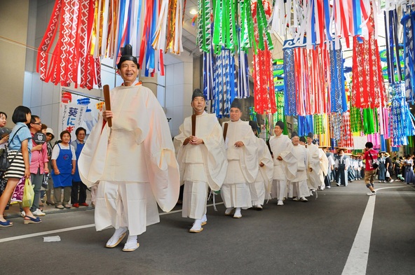「御衣奉献大行列」は、祭りの開催当初から続いている行事です