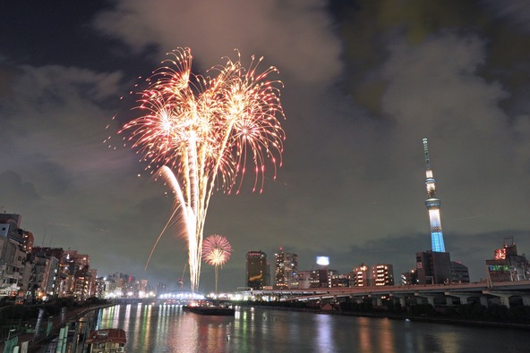 コンクール玉を含む、多くの花火が打ち上げられます（写真提供：コンクール玉200発を含む、約9,350発の花火が打ち上げられます（写真提供：台東区）台東区）