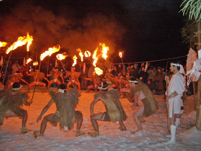 大網火祭り（2024年） | 白銀の世界に炎が燃え上がる 長野県小谷村の