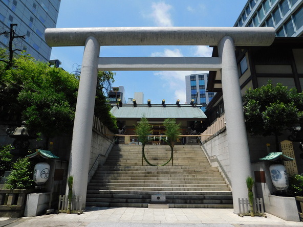 「茅の輪」は、境内の階段踊り場に設置されます