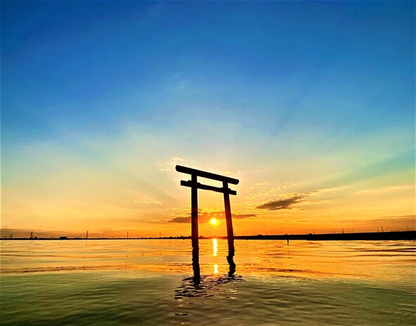 「西の一之鳥居（いちのとりい） 大船津（おおふなつ）鳥居」は、夕日の名所としても知られています