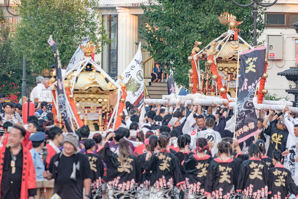 熱気あふれる「出会い神輿」