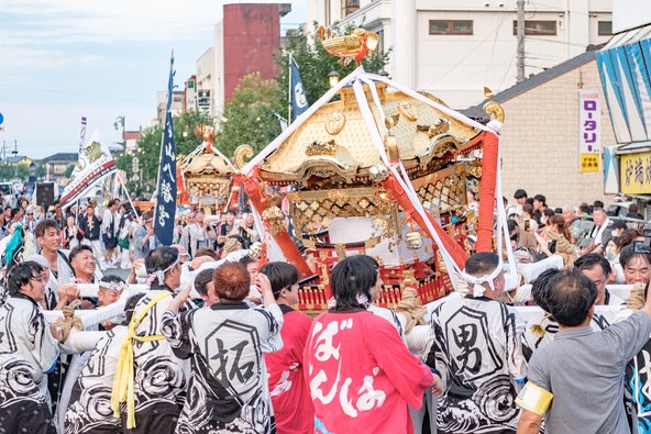 沿道からは「サイヤ、サイヤ」の掛け声が飛び交い、観客も祭りの一体感を味わえます