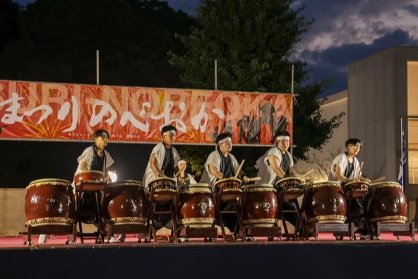 力強く打ち鳴らされる太鼓の音が会場いっぱいに響き渡ります