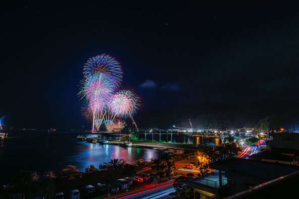 海面に映る花火に子供もうっとり♪