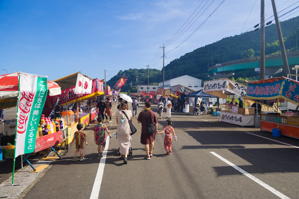 会場には露店も登場します