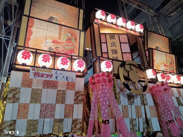 箱飾りや笹飾りが並ぶ夏の風物詩