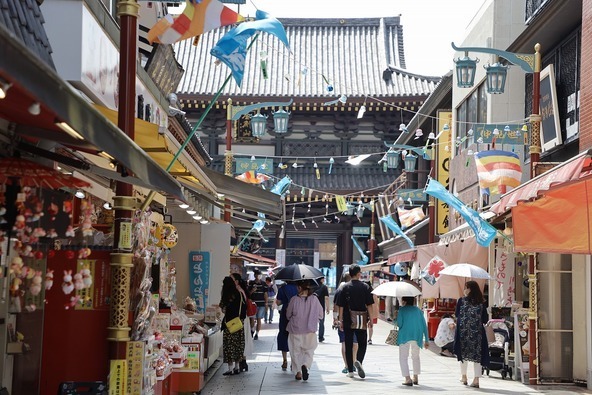 仲見世通り商店街から本堂へと向かう道にも風鈴が飾られています