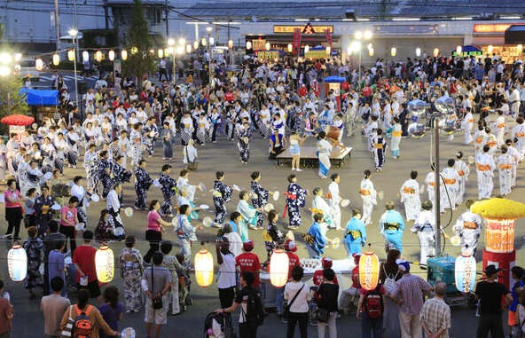 地域の人々を中心に、大勢の参加者でにぎわう「市民盆踊り」