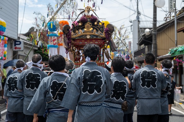 祭り当日に屋台が登場するのも、神社の祭礼と合同で行っていた名残だとか