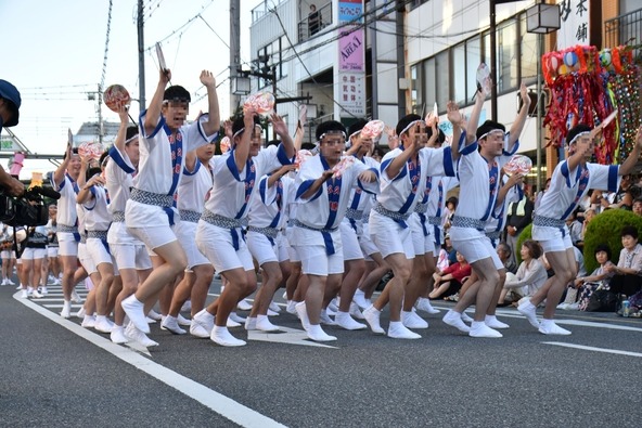 踊り子たちの熱気を間近で体感できる「もばら阿波おどり」
