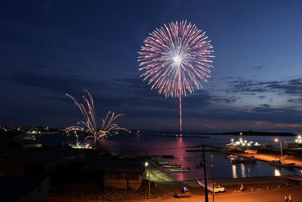 根室港の夜空が華やかな花火で彩られます