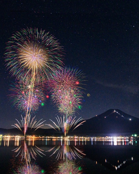 夜空に浮かぶ花火が湖面を鮮やかに照らします