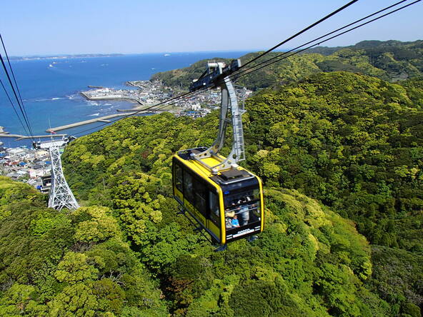 山頂まで約4分で結ぶ鋸山ロープウェー（画像提供：（公社）千葉県観光物産協会）