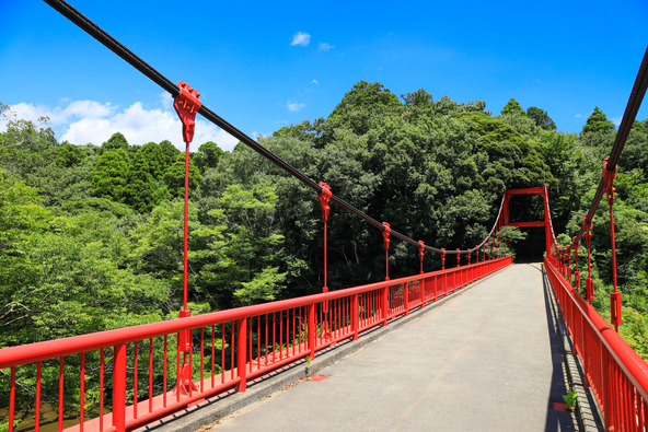 池の上に架かる吊り橋「いずみ橋」（画像提供：Kurohara / PIXTA）