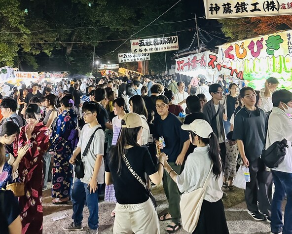 例年、地元の人々を中心に、多くの参拝客でにぎわいます