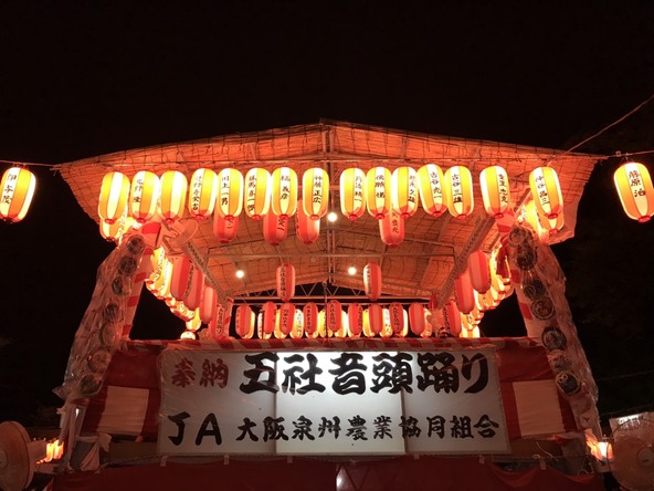 境内に設置される櫓が祭り気分を高めます