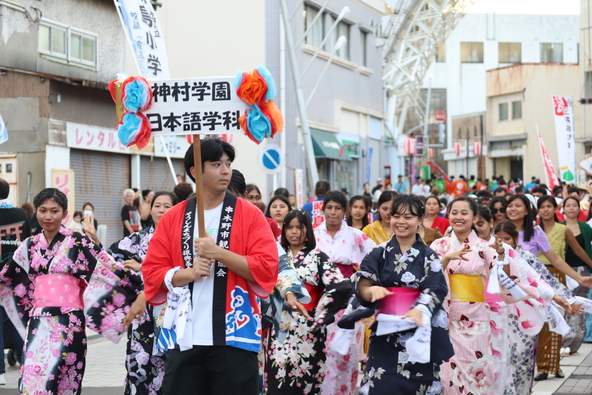 会場一帯が踊り手の熱気に包まれます