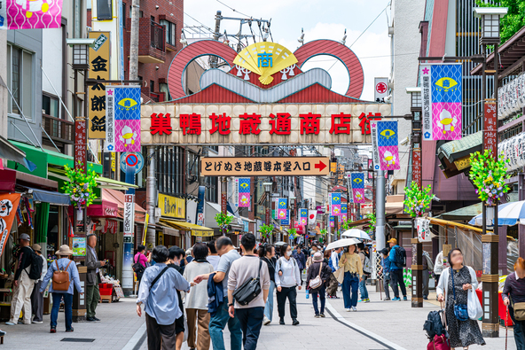 いつも多くの人で賑わう商店街（画像提供：t.sakai / PIXTA）