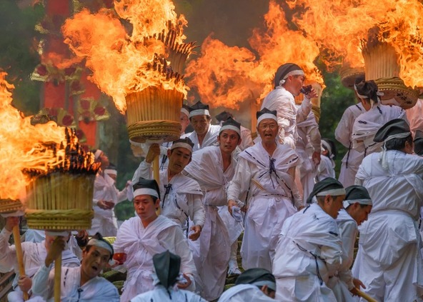 扇神輿の渡御を、大松明を持った氏子たちが先導します（画像提供：熊野那智大社）