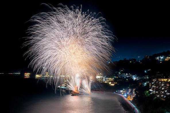 伊豆山温泉納涼海上花火大会