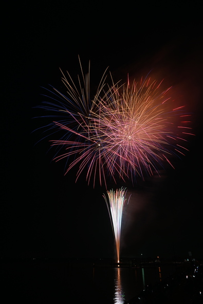 夜空を彩る花火と広大な湖面が織りなす景色は、記憶に残る美しさです