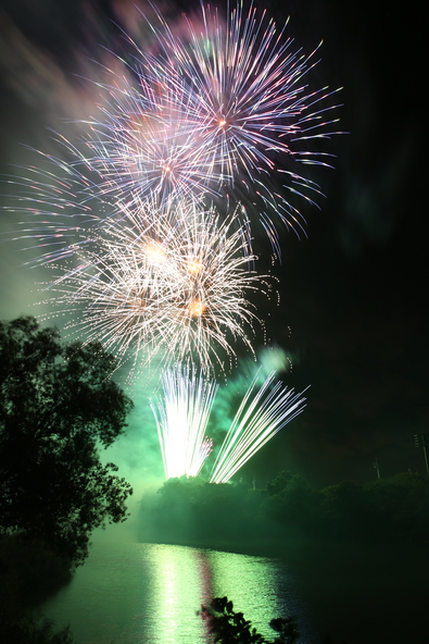 旭川の河川敷から打ち上がる、真庭市を代表する花火大会のひとつです