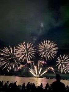 空と湖面が色鮮やかに染まります