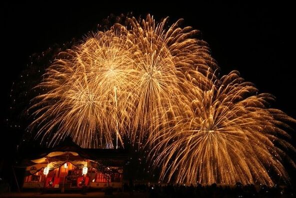 川下祭りの夜、浜坂の海に輝く花火大会