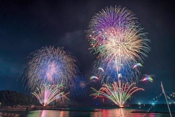 竹野浜沖から打ち上がる花火は、砂浜からの近さが魅力の海上花火！