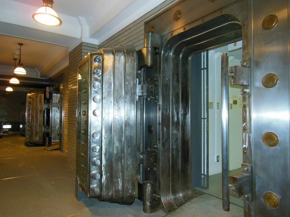 貸展示室として利用されている地下の金庫室に残る大扉